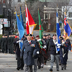 Militaires et anciens combattants défilant dans les rues de Trois-Rivières lors du Jour du Souvenir en 2008.