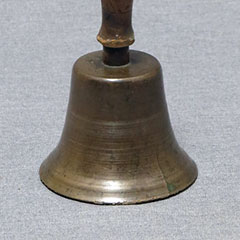Cloche faite en fonte au 19ème siècle. Elle était utilisée pour le couvre-feu au Carré Champlain vers 1870.