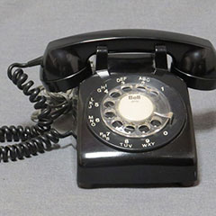 Téléphone de la marque Northern Teleco fait de plastique et de métal, vers 1970.