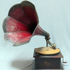 Gramophone de la marque Columbia Gramophone Company Limited fait de bois et métal. Le cornet est de couleur rouge.