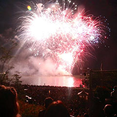 Une foule observe les Feux d'artifices du Grand Prix de Trois-Rivières depuis le parc portuaire de la ville en août 2014.