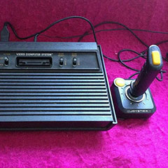 Console de jeux Atari avec sa manette.