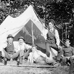 Un groupe de six hommes font du camping au Lac Muskoka en Ontario.
