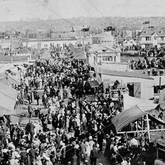 Une foule circule devant les kiosques d'exposition lors de l'Exposition provinciale à Québec en 1917.